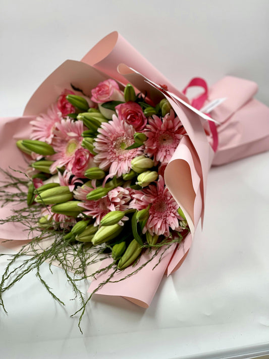 white and pink flowers bouquet